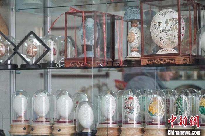 圖為吳義澤收藏柜內(nèi)的蛋雕作品?！【琶赖ぴ?攝