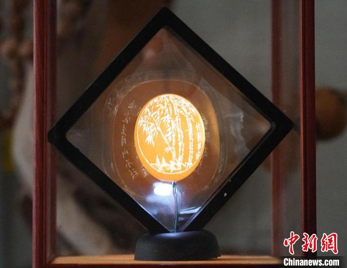 圖為吳義澤新包裝給蛋雕呈現(xiàn)立體感?！【琶赖ぴ?攝