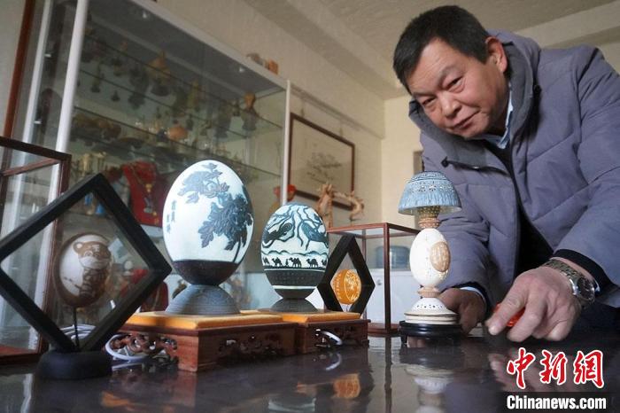 圖為吳義澤展示的最新創(chuàng)作的蛋雕作品。　九美丹增 攝