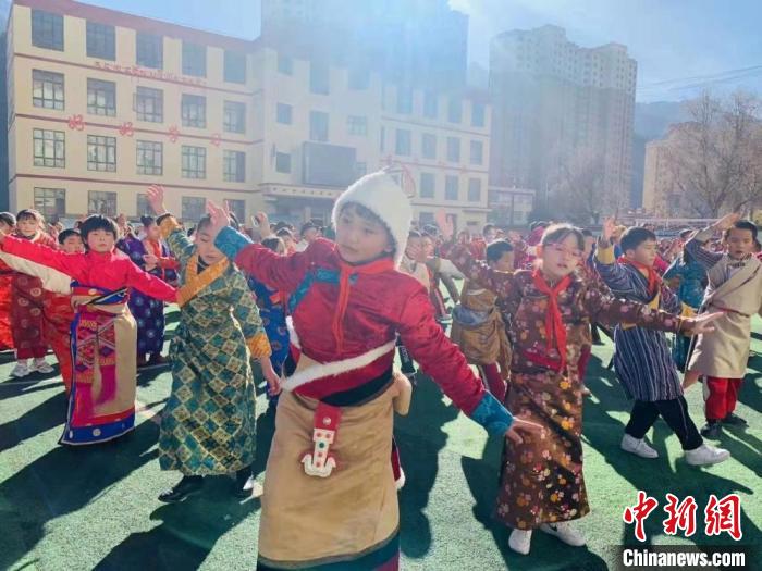 甘肅甘南“街舞進藏鄉(xiāng)”助藏族學子“玩轉(zhuǎn)”新興藝術