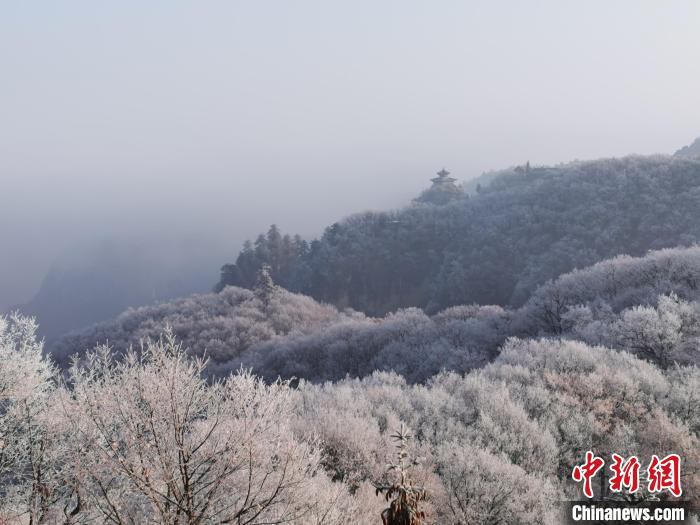 圖為連綿山脈，皆是白色?！⌒煺袢A 攝