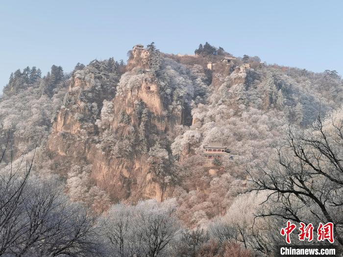 圖為崆峒山霧凇景色。　徐振華 攝