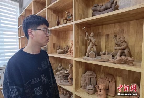 圖為學生介紹作品。 劉玉桃 攝