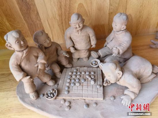 圖為泥塑作品展現(xiàn)下棋場景。 劉玉桃 攝