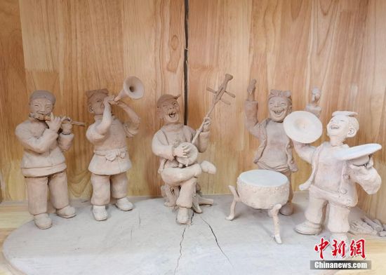 圖為泥塑作品展現(xiàn)人們娛樂場景。 劉玉桃 攝
