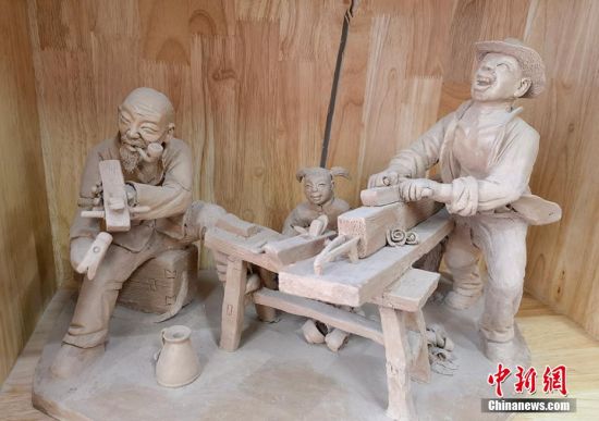 圖為泥塑作品。 劉玉桃 攝