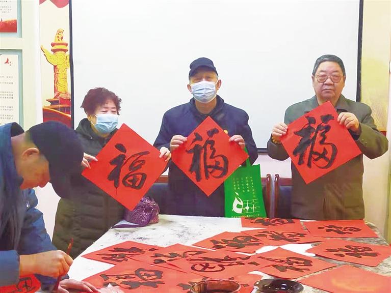蘭州：“幸福敲門 新春送?！被顒忧榕f家
