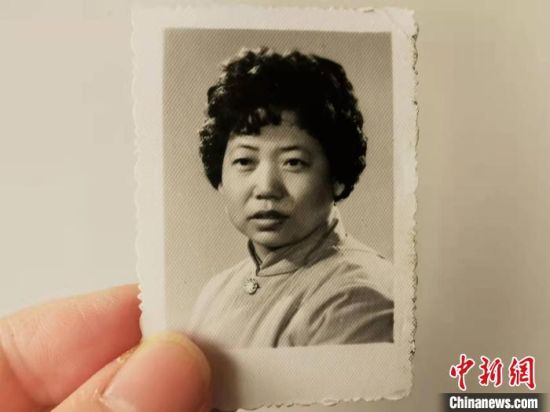 圖為20世紀(jì)80年代，蘭州照相館拍攝的人物肖像照，如今仍然有很多人選擇拍攝這樣的照片留作紀(jì)念?！⊥跄劣?攝