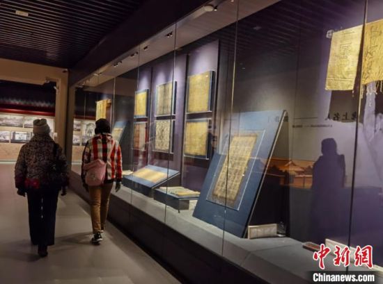圖為蘭州市民參觀博物館展品。　徐雪 攝