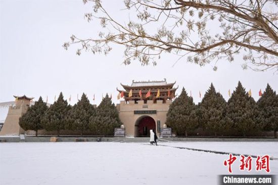 圖為2月17日，游人在鳴沙山月牙泉景區(qū)內(nèi)體驗大漠雪景。　敦煌市文旅局供圖