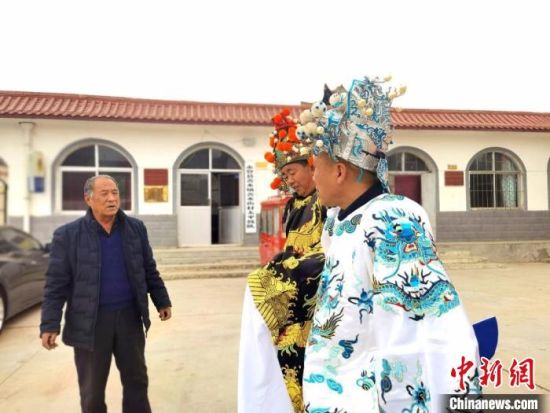 圖為69歲的“苦水高高蹺”國家級傳承人巨海全(左一)，叮囑徒弟們高高蹺練習技巧要領。　閆姣 攝