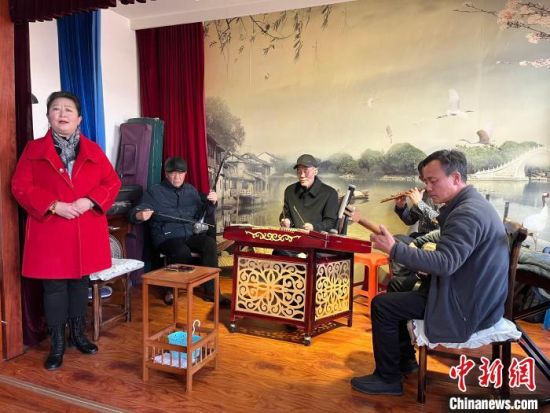 圖為蘭州鼓子表演者王常玉登臺(tái)演唱，她是這項(xiàng)入列國(guó)家級(jí)非物質(zhì)文化遺產(chǎn)的曲藝表演者中，為數(shù)不多的女演員。　張煜曼 攝