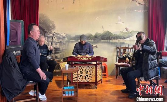 圖為蘭州鼓子愛(ài)好者在傳習(xí)所內(nèi)互相搭檔上臺(tái)演出?！堨下?攝