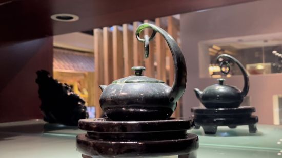 圖為酒泉夜光杯廠里陳列的夜光杯茶藝文化產(chǎn)品——精品懸環(huán)玉壺。王牧雨