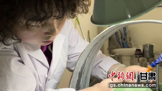 夜光杯制作學(xué)徒謝小琴坦言，雖工作枯燥，但是能夠掌握國家級(jí)非遺技藝是很自豪的。王牧雨 攝