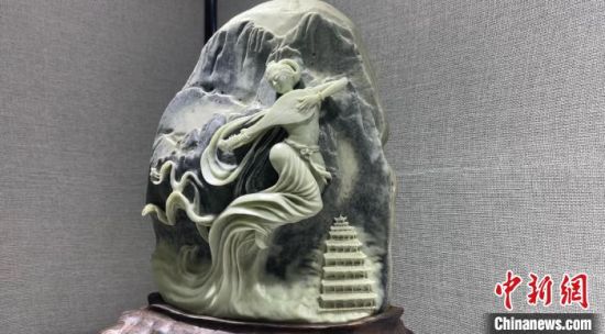 圖為李學(xué)平的玉雕作品?！「攥?攝