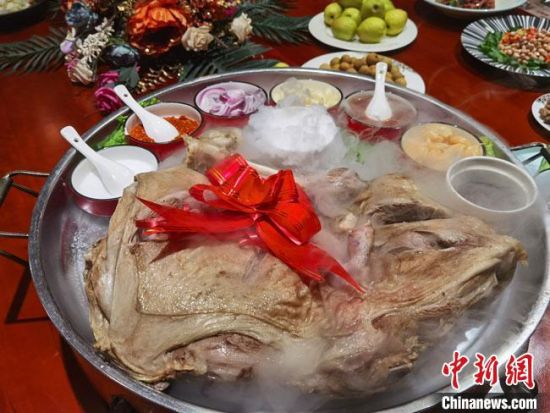 圖為酒泉美食“漢蒸全羊”?！●T志軍 攝