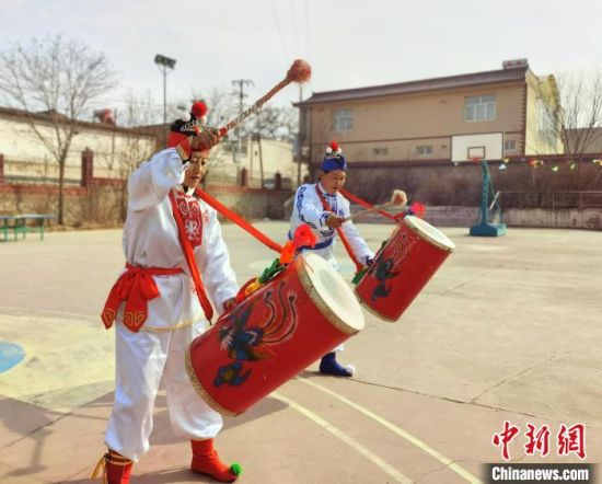 圖為劉玉均(右一)身穿青花服與隊(duì)員一起練習(xí)動(dòng)作?！堟?攝