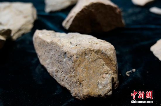 圖為靜寧縣賈河鄉(xiāng)竇坪村出土的石器。 夏劍鋒 攝