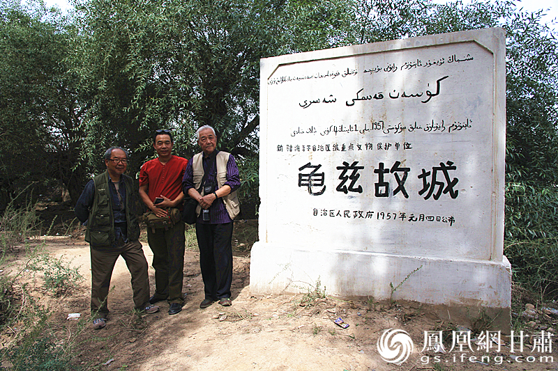 庫車是古代龜茲語，意為“龜茲人的城”，乃絲綢之路重鎮(zhèn)。2016年，蘇朗（右）、文巖（左）等藝術(shù)家前往庫車龜茲故城遺址采風。楊文遠 攝