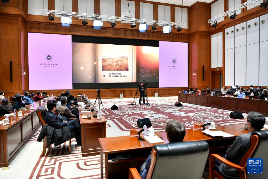 3月18日，在“中國社會(huì)科學(xué)院考古學(xué)論壇·2021年中國考古新發(fā)現(xiàn)”上，參會(huì)人員觀看宣傳視頻。