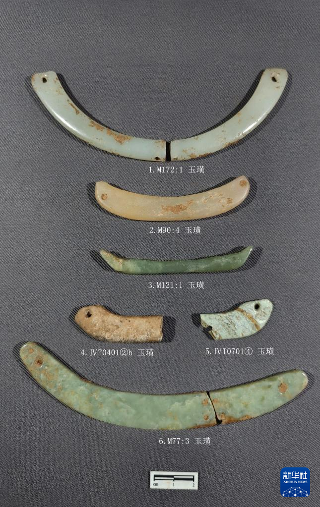 河南南陽市黃山新石器時(shí)代遺址出土的屈家?guī)X文化玉璜（資料圖）。