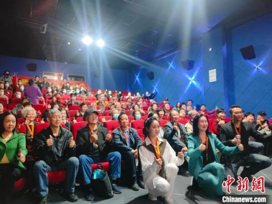 《浴血誓言》主創(chuàng)團隊與到場的紅軍后代合影?！￡愡x斌 攝
