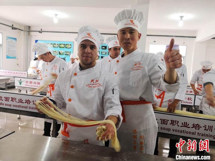 圖為外國留學(xué)生學(xué)習(xí)牛肉面的制作。(資料圖) 史靜靜 攝