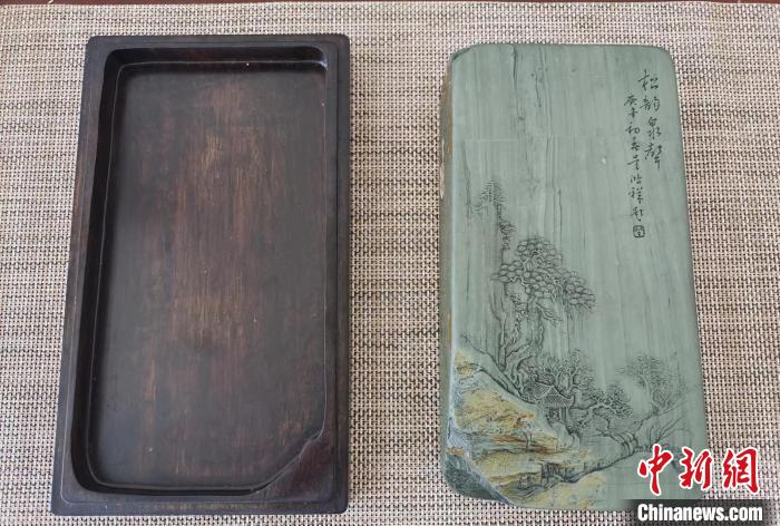 圖為甘肅甘南州洮硯藝人為提升洮硯文化內(nèi)涵，制作“一盒一拓”成品展示。(資料圖) 張婧 攝