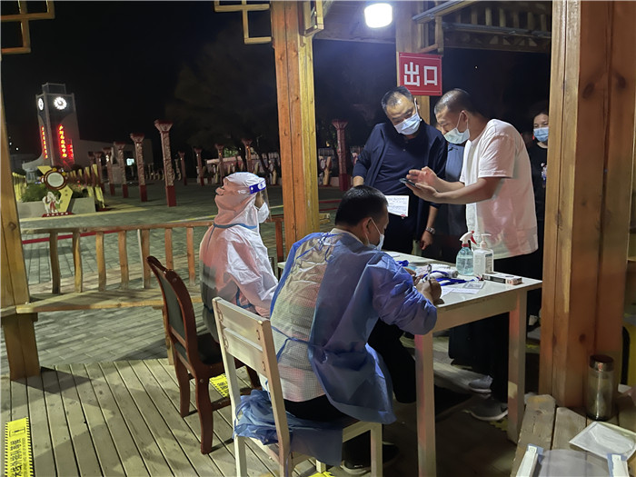 臨夏州紀(jì)委監(jiān)委督查組在廣河縣高速路口監(jiān)督檢查疫情防控措施落實情況。.jpg