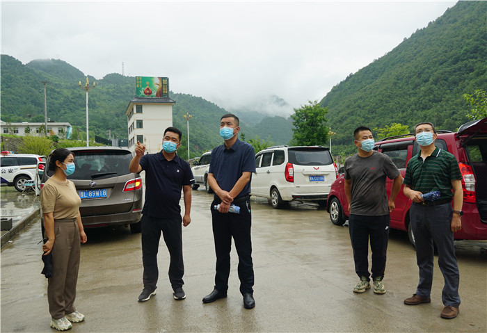 7月13日，隴南市徽縣紀檢監(jiān)察干部到嘉陵火車站督查疫情防控工作。張麗娟 攝.JPG