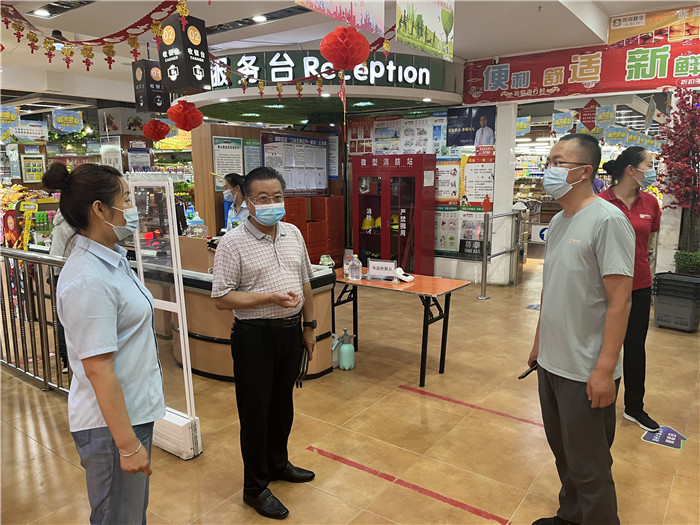 7月15日，酒泉市玉門市疫情防控督查組在隴商聯(lián)華超市監(jiān)督檢查疫情防控措施落實情況。 .jpg