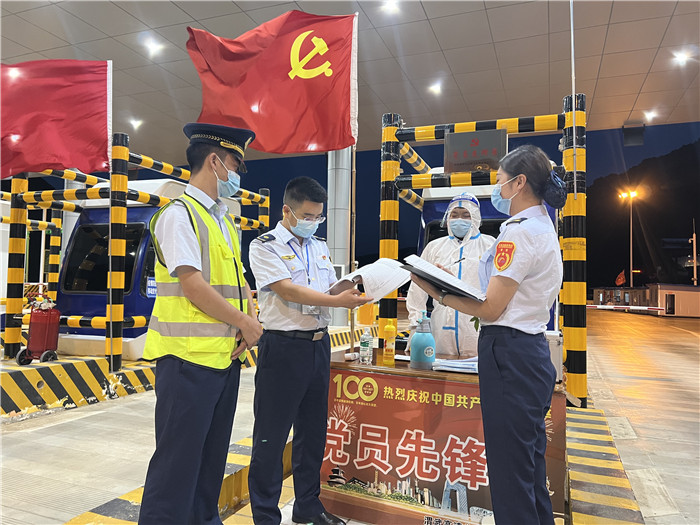 7月16日，甘肅省公航旅渭武高速運營公司紀檢監(jiān)察干部深入宕昌西收費站督查疫情防控措施落實情況。陳強 攝.jpg