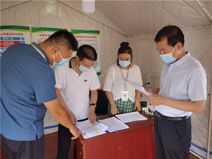 7月18日，慶陽市紀委監(jiān)委督查組在慶陽汽車北站了解來慶返慶人員信息登記、四級網(wǎng)格落實等疫情防控措施落實情況。 張霖森 攝.jpg