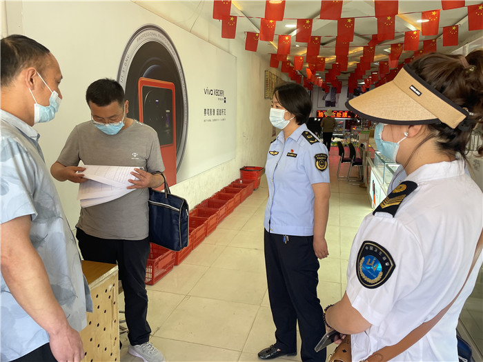 7月20日，定西市漳縣紀委監(jiān)委駐縣衛(wèi)生健康局紀檢監(jiān)察組抽調(diào)縣市場監(jiān)管局、衛(wèi)建局工作人員,深入新寺鎮(zhèn)萬家超市查看人員出入登記、環(huán)境消殺等。 蔣湘濤 攝.jpg