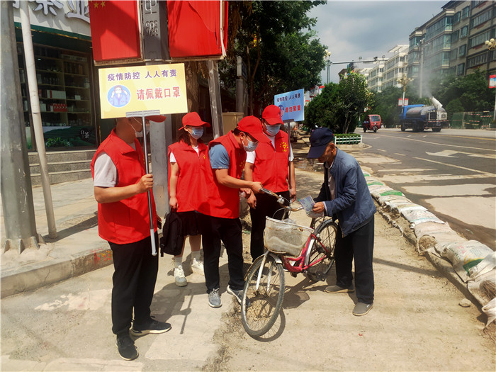 7月21日，定西市通渭縣紀委監(jiān)委機關(guān)志愿者在城區(qū)開展“不聚集、戴口罩”志愿活動。.jpg