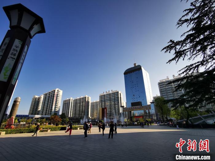 2020年7月12日，甘肅省定西市隴西縣城廣場(chǎng)，居民在晨練。(資料圖) 殷春永 　攝
