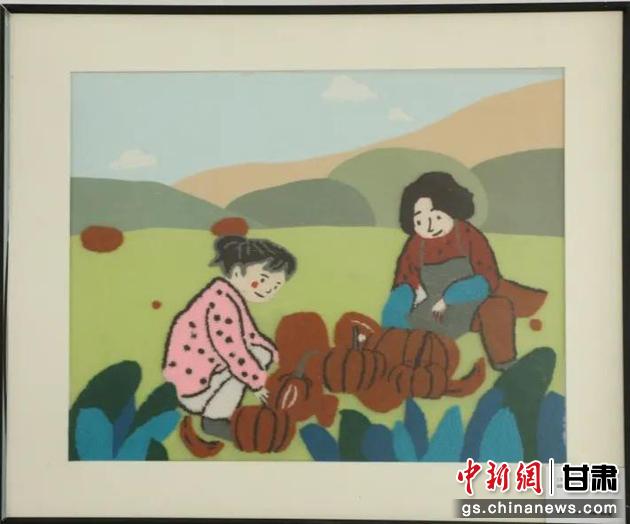 嘉峪關(guān)市新城鎮(zhèn)新城村農(nóng)業(yè)產(chǎn)業(yè)園區(qū)內(nèi)，母女兩人在摘南瓜。刺繡 馬艾米乃 繡稿 敬紅霞