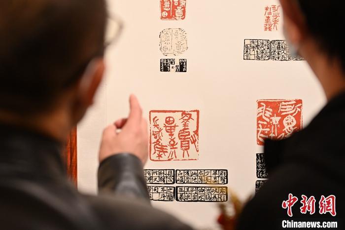 圖為甘肅蘭州，參展作品吸引參觀者。 中新社記者 李亞龍 攝