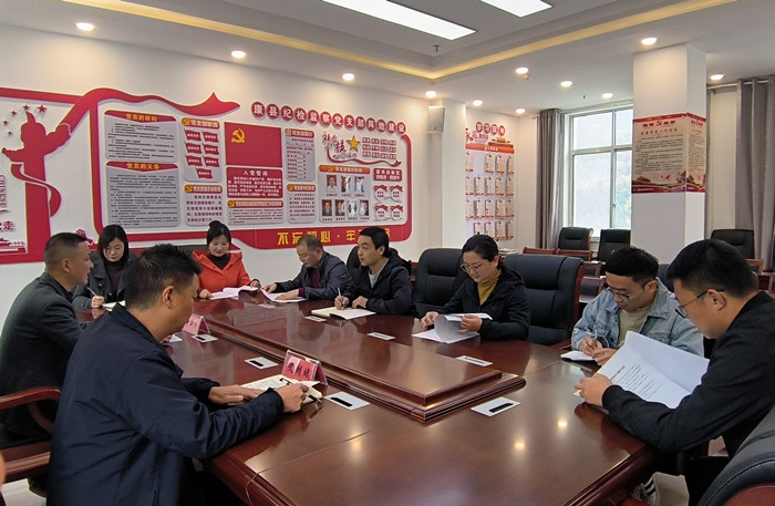 10月19日，康縣紀(jì)委監(jiān)委組織部分班子成員，辦公室、信訪室、案管室、審理室、紀(jì)檢監(jiān)察室等相關(guān)工作人員開展黨的二十大報告專題討論。.jpg
