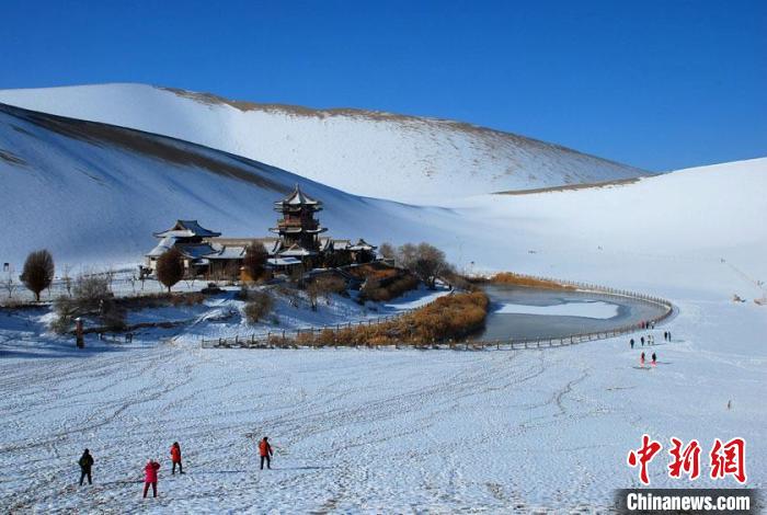 敦煌市鳴沙山月牙泉雪景如畫。(資料圖) 張曉亮 　攝