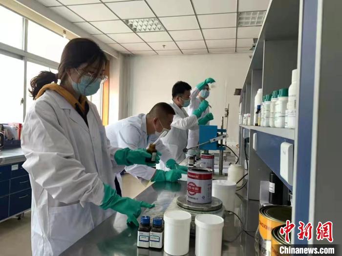 圖為肖菲(前一)帶領(lǐng)團(tuán)隊(duì)研發(fā)水性涂料。(資料圖) 受訪者供圖