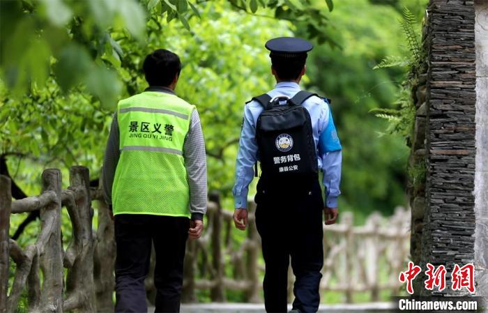 圖為民警背警務(wù)小包在轄區(qū)景區(qū)開(kāi)展工作。(資料圖) 甘肅省公安廳供圖