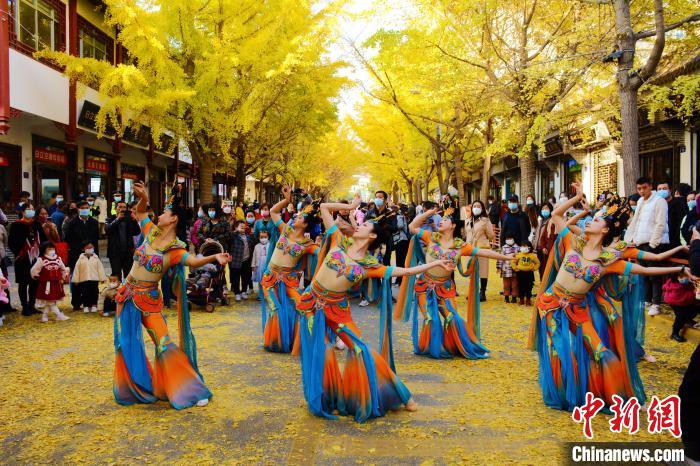 圖為秦州區(qū)文旅局組織的舞蹈隊(duì)帶來的舞蹈《絲路》。　秦州區(qū)委宣布供圖