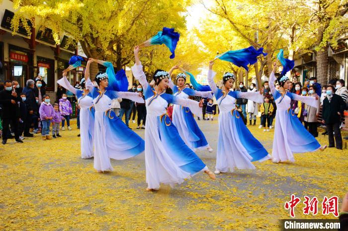 圖為秦州區(qū)文旅局組織的舞蹈隊(duì)帶來的舞蹈《萬疆》?！∏刂輩^(qū)委宣布供圖