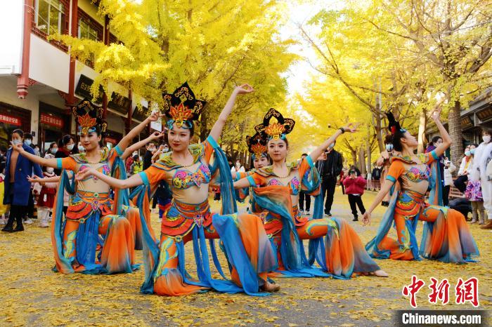 圖為秦州區(qū)文旅局組織的舞蹈隊(duì)帶來的舞蹈《絲路》?！∏刂輩^(qū)委宣布供圖