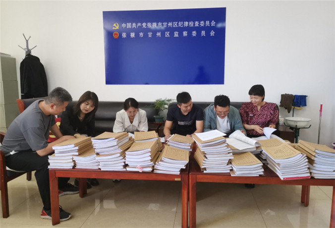 甘州區(qū)紀(jì)檢監(jiān)察干部會同財政、審計工作人員開展玉米制種款管理使用清查工作.jpg
