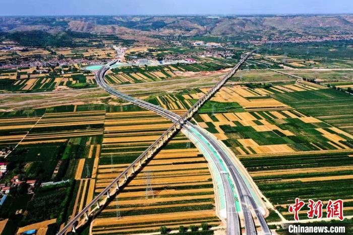 圖為甘肅境內(nèi)的高速公路。(資料圖) 甘肅省交通運輸廳供圖