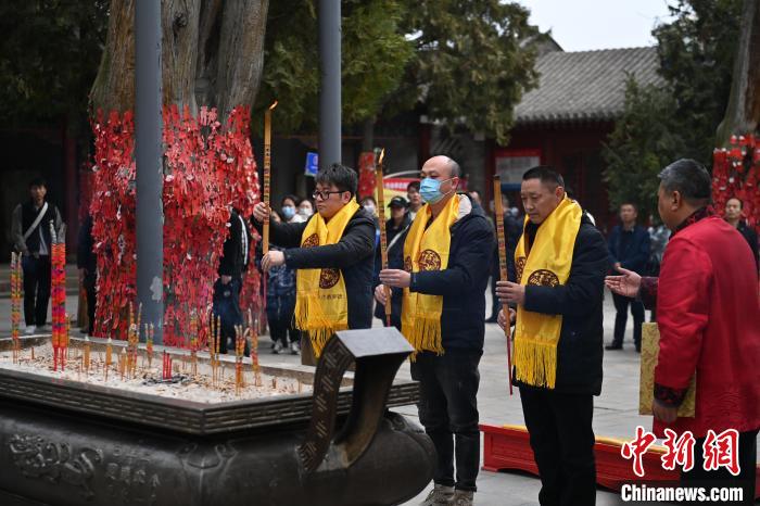 在甘肅天水市伏羲廟內(nèi)，參祭者雙手持香，祭拜人文始祖伏羲?！±顏嘄?攝