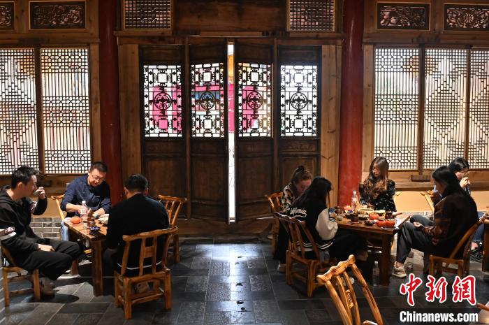 圖為甘肅天水市秦州區(qū)平南鎮(zhèn)蘇灣村民俗莊園內(nèi)的“圍爐煮茶”網(wǎng)紅打卡點。(資料圖) 李亞龍 攝